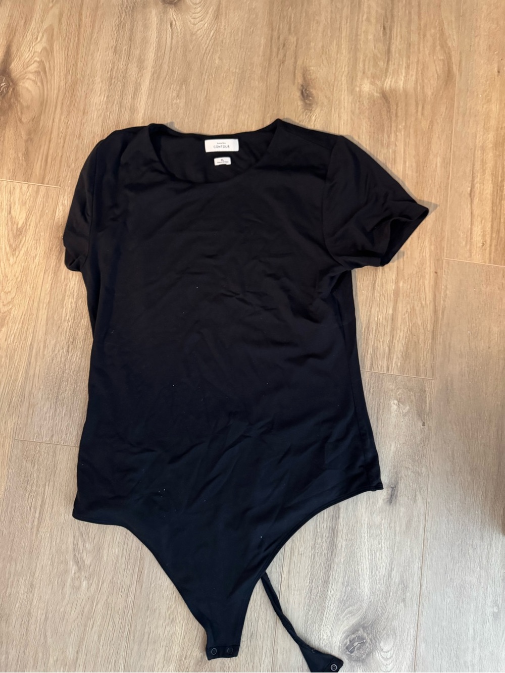 Aritzia Black Short-Sleeve Scoop-Neck Bodysuit contour
